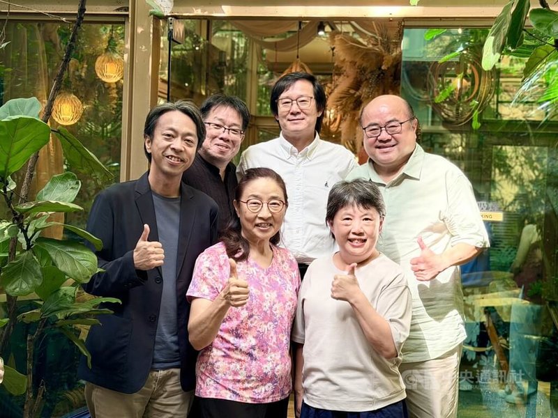 台北室內合唱團將推出「聲光幾何」音樂會，台北室內合唱團行政經理高端禾（後排左起）、作曲家鍾啟榮、秦文琛、台北室內合唱藝術文化協會理事長房樹孝，以及駐團指揮家許瀞心（前排左起）與台北室內合唱團團長方素貞將共同合作。中央社記者趙靜瑜攝  115年7月15日