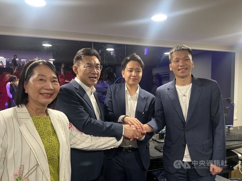 立法院教育及文化委員會15日到台中市弘光科技大學考察電競場館設施及產學推動情形，運動部長李洋（右起）、國民黨立委羅廷瑋、立法院副院長江啟臣、民眾黨立委蔡春綢都出席。中央社記者郝雪卿攝   115年7月15日