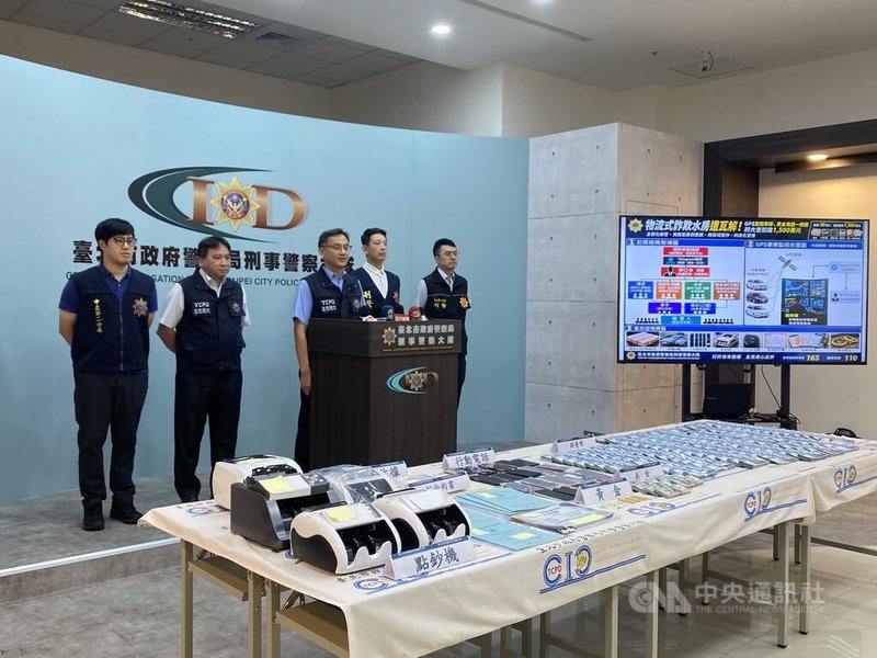 台北市警察局刑警大隊副大隊長郭建成（左3）15日表示，破獲以天道盟美鷹會郭姓成員為首的詐欺洗錢集團，藉GPS監控掌握車手和收水手動向，並買黃金或虛擬貨幣洗錢，專案小組發動4波拘提行動，共查獲郭姓主嫌等38人。中央社記者黃麗芸攝　115年7月15日