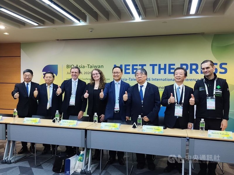 2026亞洲生技大會15日舉行媒體座談會，亞洲生技大會主席李鍾熙（右4）、台灣生物產業發展協會理事長劉理成（左2）、日本心臟再生醫療權威澤芳樹（右3）、英矽智能創辦人亞歷克斯（右1）等人出席。中央社記者何秀玲攝　115年7月15日