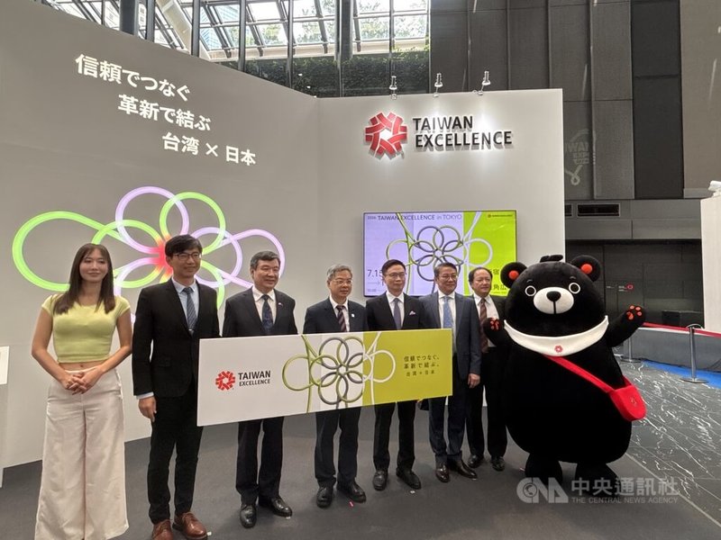 2026日本台灣形象展15日在東京新宿開幕,共有154家台灣企業參展。經濟部長龔明鑫(左4)、駐日代表李逸洋(左3)、外貿協會董事長黃志芳(左5)等人與台灣精品吉祥物「福熊君」合影。中央社記者戴雅真東京攝 115年7月15日