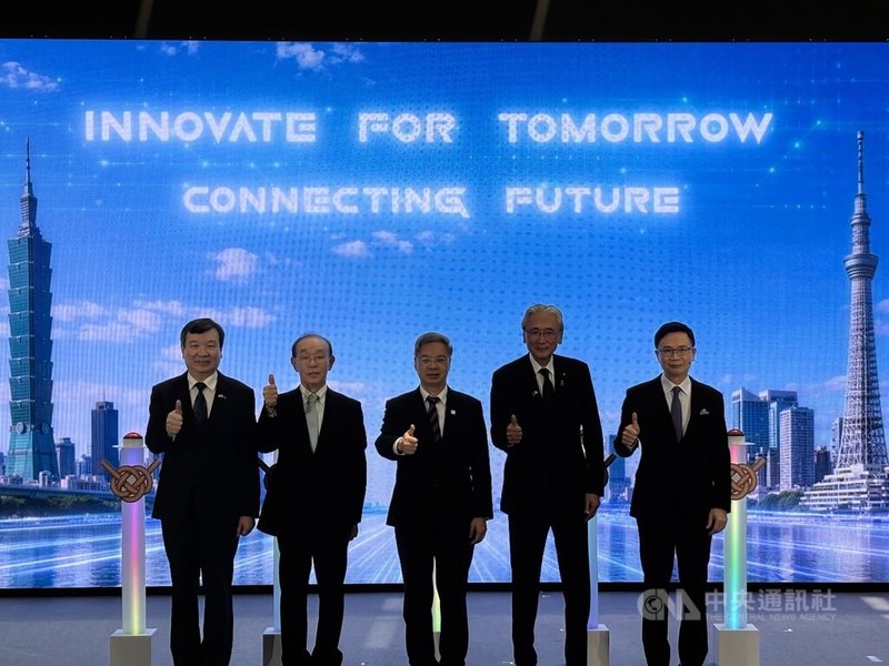 2026日本台灣形象展15日在東京新宿開幕，共有154家台灣企業參展，創下歷年最大規模。經濟部長龔明鑫（中）與駐日代表李逸洋（左1）、外貿協會董事長黃志芳（右1）、日本台灣友好議員聯盟會長古屋圭司（右2）、日本台灣交流協會理事長谷崎泰明（左2）合影。中央社記者戴雅真東京攝 115年7月15日