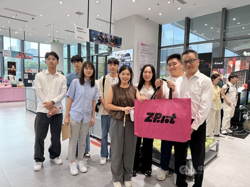 民眾黨青年團15日下午參訪模速空間×Z·Pilot AI黑科技體驗空間，體驗許多AI產品，民眾黨中央評議委員會主委李偉華還在此購買一把人民幣2499元（約新台幣1萬1900元）的LiberLive智慧無弦吉他。中央社記者廖文綺上海攝　115年7月15日