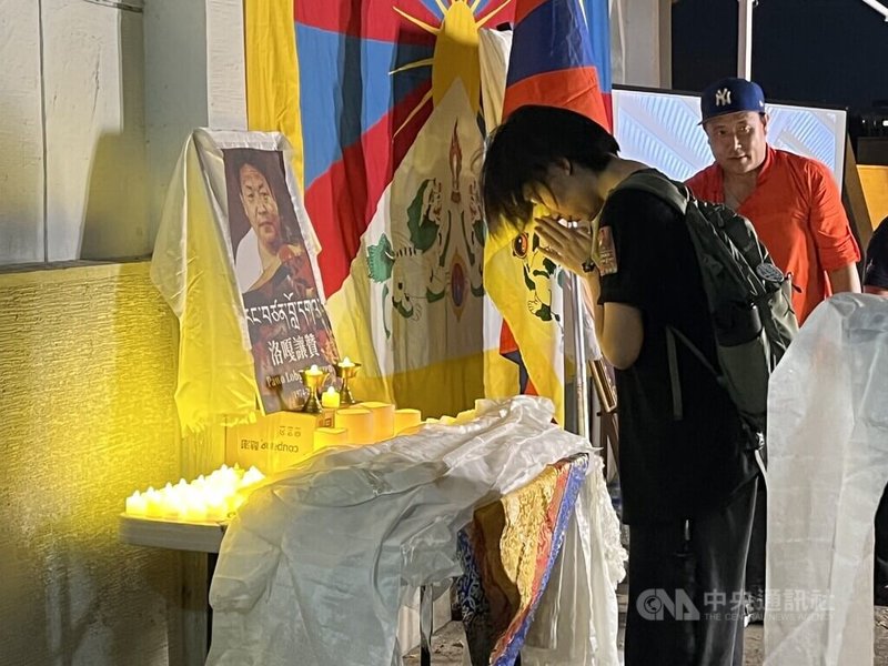 達賴喇嘛西藏宗教基金會、在台藏人福利協會、西藏台灣人權連線與數個民間社團15日晚間在自由廣場集會,追悼美國紐約聯合國總部前自焚者洛嘎讓贊(Loga Rangzen),與會者在追悼桌前獻上白色哈達。(請珍惜生命。自殺防治專線(24小時):0800-788-995;生命線:1995。)中央社記者李雅雯攝 115年7月15日