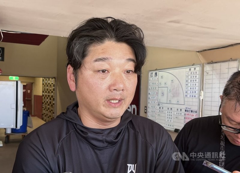 中華職棒樂天桃猿隊外野手陳晨威入選名古屋亞運棒球項目名單，總教練曾豪駒（左）15日受訪表示，理解國家隊要追求好成績，才能帶動台灣棒球，縱使可能影響季賽戰力，也都是該承擔的責任跟義務。中央社記者蘇志畬攝　115年7月15日