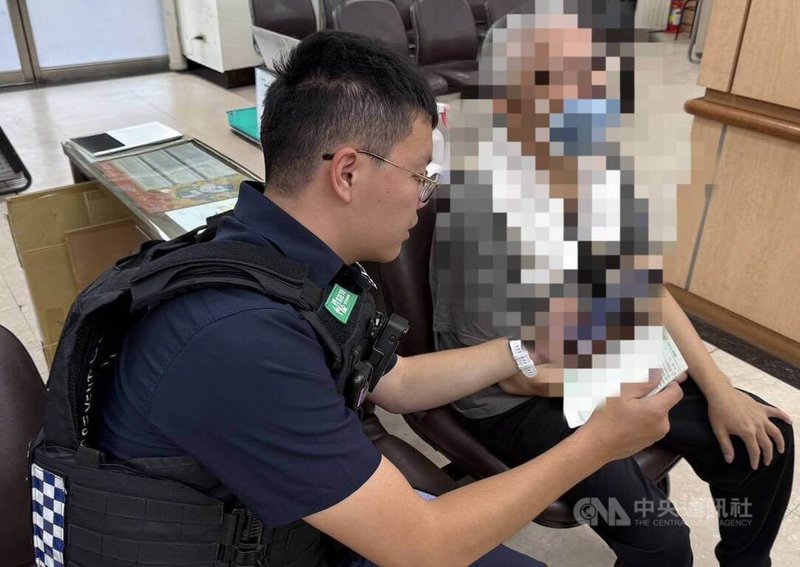 台中市林姓男子（右）在網路認識自稱為理財顧問的網友，對方稱有管道可投資海外黃金期貨，林男日前到銀行要匯款時被行員發現有異報案，員警到場確認為詐騙手法，成功阻詐。（翻攝照片）中央社記者蘇木春傳真　115年7月15日