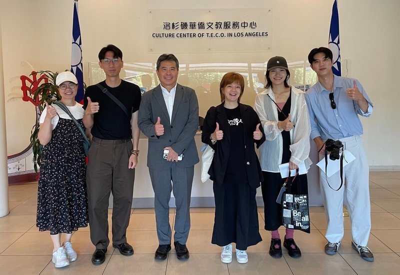 新北市客家事務局長劉冠吟(右3)率團訪問美國洛杉磯,訪團並拜會洛杉磯華僑文教服務中心,由中心主任張皓鈞(左3)親自接見交流。(新北市客家事務局提供)中央社記者黃旭昇傳真 115年7月15日