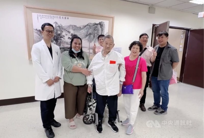 台北榮總日前攜手金門醫院緊急跨海運血加手縫人工血管，完成金門首例腹主動脈瘤破裂重建手術，讓89歲李老先生（前右2）從一度無法下床、自行走路到如今康復，對家屬來說簡直就是一場奇蹟。中央社記者沈佩瑤攝　115年7月15日