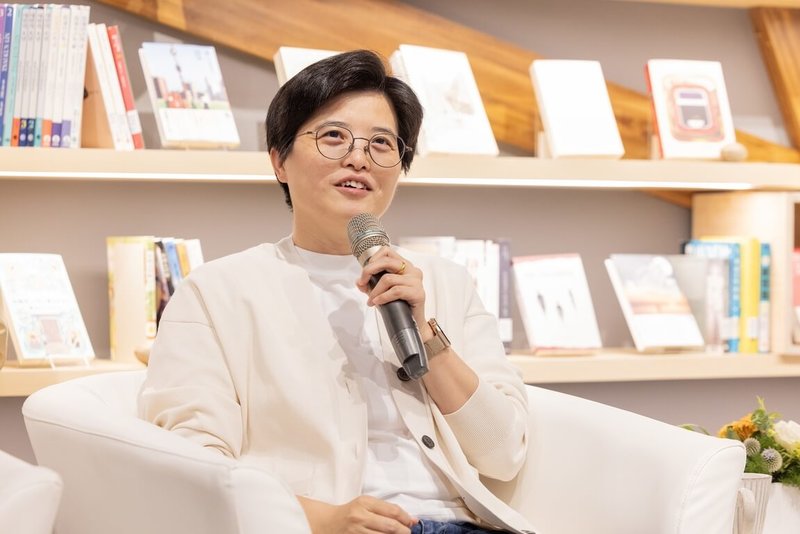 文化部與英國在台辦事處15日共同舉辦「臺灣漫遊錄」文學沙龍，由該書作者楊双子（圖）與譯者金翎、文化部長李遠、英國在台辦事處代表包瓊郁（Ruth Bradley-Jones）等人對談。（文化部提供）中央社記者邱祖胤傳真　115年7月15日