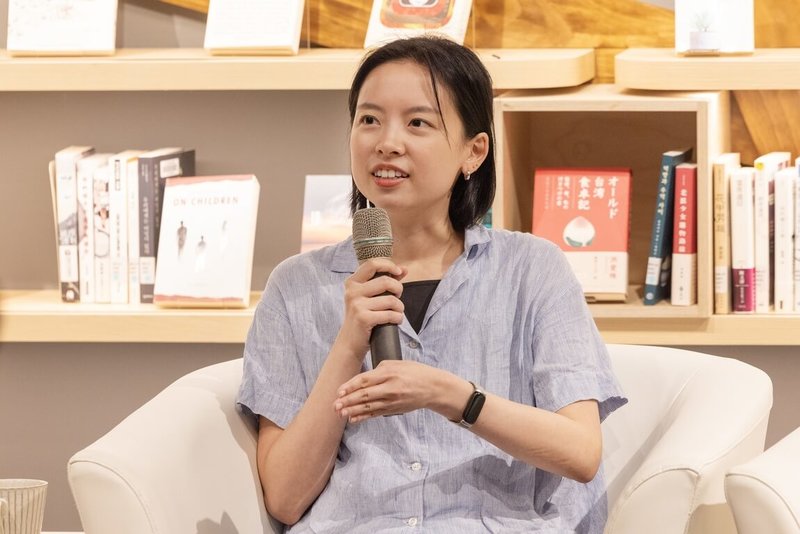文化部與英國在台辦事處15日共同舉辦「臺灣漫遊錄」文學沙龍，邀請該書作者楊双子、譯者金翎（圖）與文化部長李遠、英國在台辦事處代表包瓊郁（Ruth Bradley-Jones）展開對談，分享創作歷程、翻譯經驗等議題。（文化部提供）中央社記者邱祖胤傳真　115年7月15日