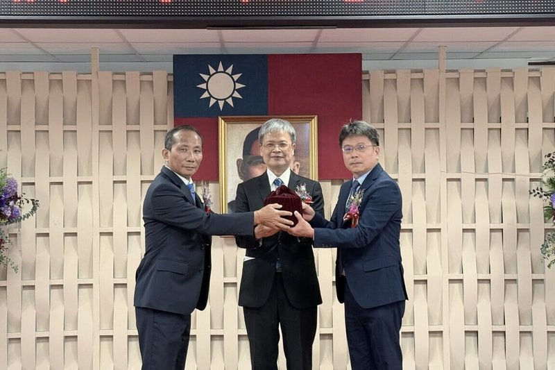 台電高雄區營業處15日舉辦新、卸任處長交接典禮，原高雄區處處長黃志榮（左）屆齡退休，台電配電處副處長林昶旭（右）升任新處長。（台電提供）中央社記者林巧璉傳真  115年7月15日
