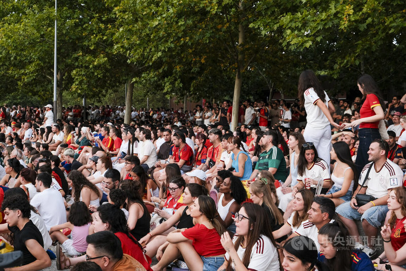 馬德里眾多球迷聚集在河畔公園看球,情緒隨著比賽進行越來越亢奮,一路鼓掌呼聲、唱歌跳舞,西班牙最後以2比0擊敗法國,取得世界盃決賽門票。中央社記者胡家綺馬德里攝 115年7月15日