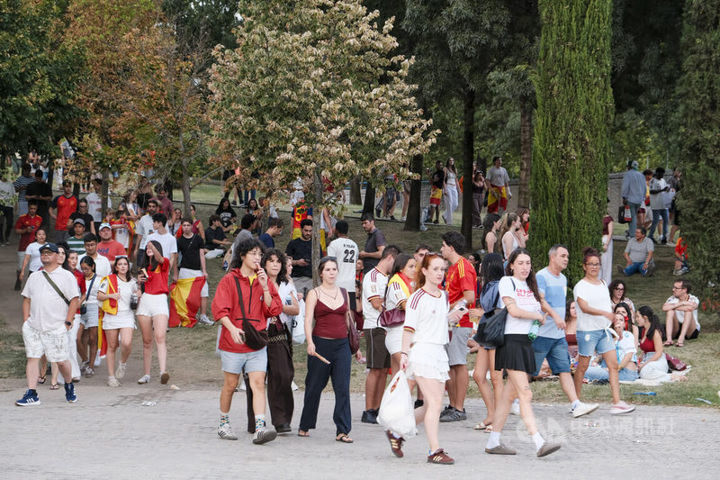馬德里市政府特地在河畔公園架起2座巨型螢幕,吸引眾多熱情的年輕球迷們穿上球衣、披戴國旗前來觀戰,一同為國家隊集氣加油。中央社記者胡家綺馬德里攝 115年7月15日
