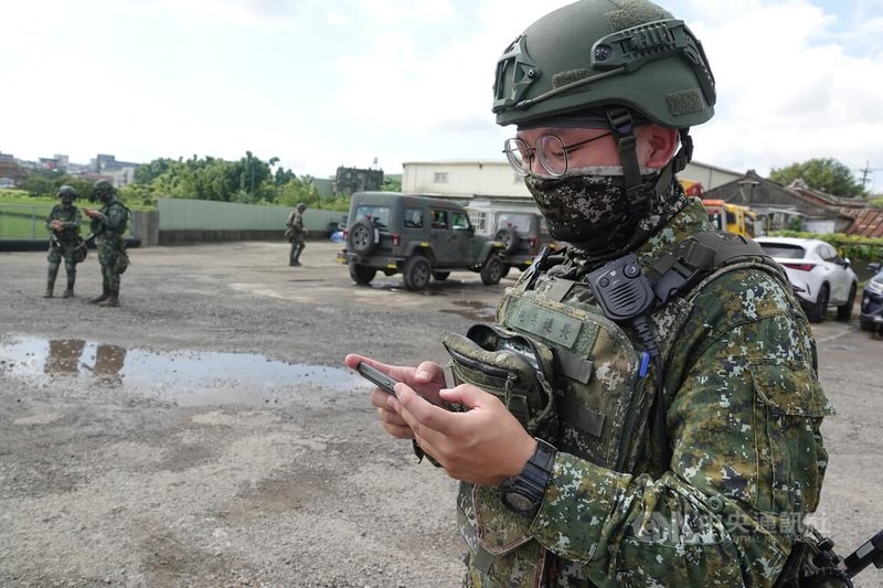 陸軍砲兵連長由配賦的部隊覺知應用套件(TAK)手機系統接收射擊命令。中央社記者吳書緯攝 115年7月15日