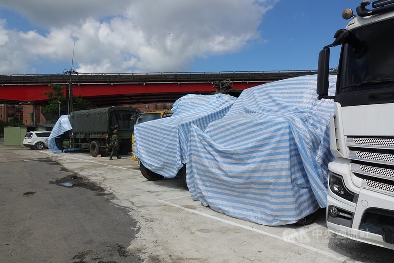 國軍聯合防禦操演進入第3天,陸軍21砲指部砲兵連進駐民間汽車保養廠,輕型、重型戰術輪車以藍白帆布偽裝,並隱蔽軍車線條。中央社記者吳書緯攝 115年7月15日