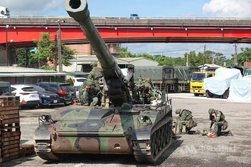國軍聯合防禦操演進入第3天，陸軍六軍團21砲指部的M110A2自走砲15日模擬執行要域火殲射擊，官兵跳砲操模擬發射任務。中央社記者吳書緯攝　115年7月15日