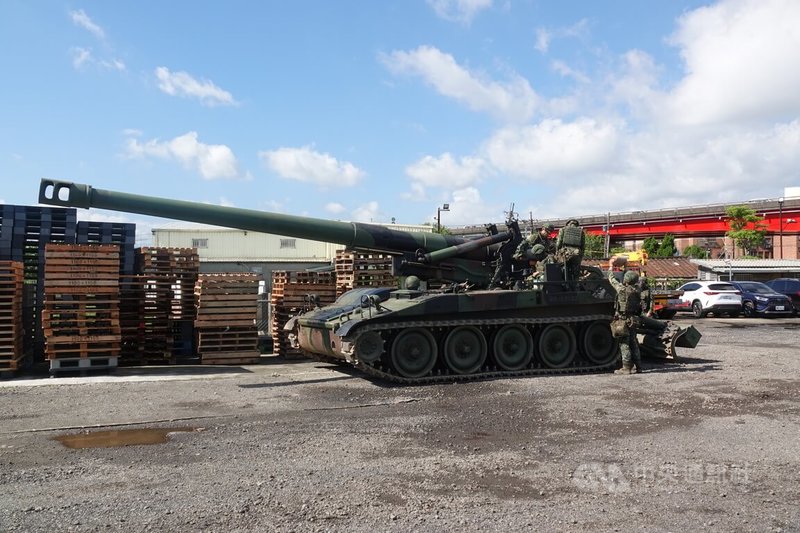 國軍聯合防禦操演進入第3天,陸軍六軍團21砲指部的M110A2自走砲15日模擬執行要域火殲射擊,官兵展現勤訓精練成果。中央社記者吳書緯攝 115年7月15日