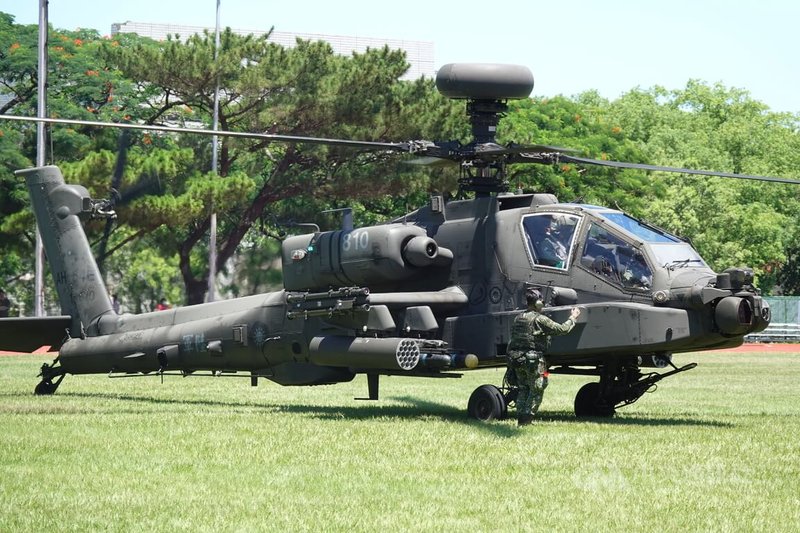 陸軍AH-64E阿帕契攻擊直升機15日降落在中央大學進行國防裝備陳展,於上午11時起飛返回基地。中央社記者吳書緯攝 115年7月15日
