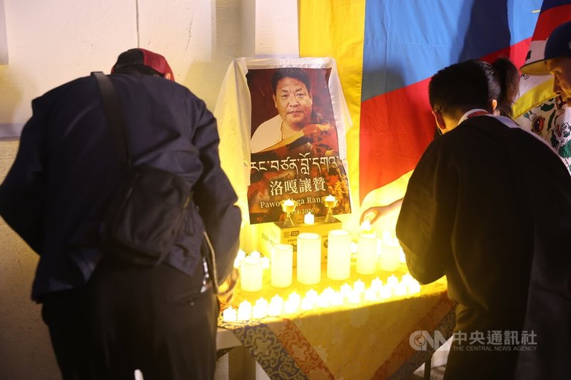 多個人權團體15日晚間在台北自由廣場舉辦「追悼洛嘎讓贊供身自焚 抗議中共民族團結促進法」活動,除藉這集會追悼自焚的流亡藏人洛嘎讓贊外,也呼籲應團結抵抗中國暴政等。圖為與會民眾依序向洛嘎讓贊遺像致意。(請珍惜生命。自殺防治專線(24小時):0800-788-995;生命線:1995。)中央社記者王飛華攝 115年7月15日