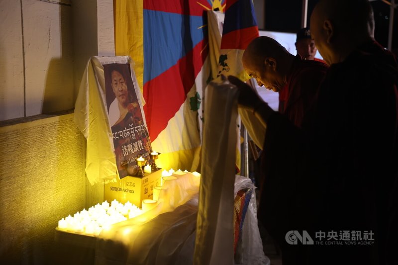 藏人洛嘎讓贊日前在美國發動自焚抗議,最終不幸身亡。在台藏人團體等單位15日晚間共同在台北舉辦追悼活動,喇嘛們紛紛向洛嘎讓贊遺像獻上哈達。(請珍惜生命。自殺防治專線(24小時):0800-788-995;生命線:1995。)中央社記者王飛華攝 115年7月15日