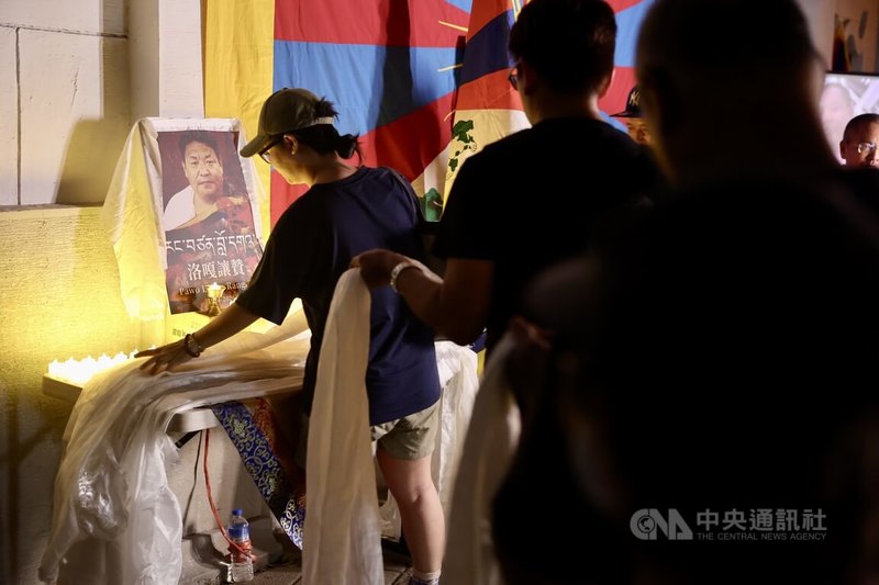 多個在台藏人團體等15日晚間在台北自由廣場共同舉辦追悼發動自焚抗議的藏人洛嘎讓贊活動,不少民眾到場響應參與,在洛嘎讓贊遺像前獻哈達;活動現場也呼籲眾人團結以對抗中共暴政與惡法。(請珍惜生命。自殺防治專線(24小時):0800-788-995;生命線:1995。)中央社記者王飛華攝 115年7月15日