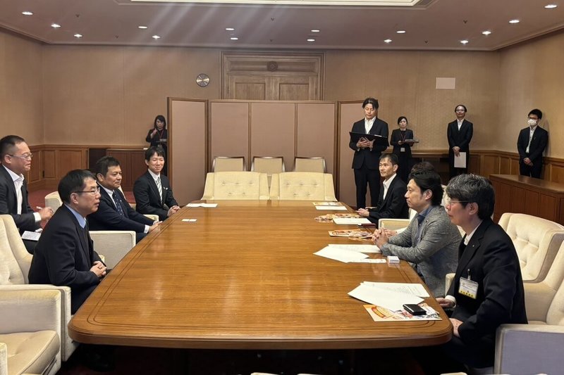 台南市政府15日發布新聞稿指出，台南市長黃偉哲（前左）13日拜會日本大阪市議會，就城市事宜交換意見。（台南市政府提供）中央社記者張榮祥台南傳真　115年7月15日