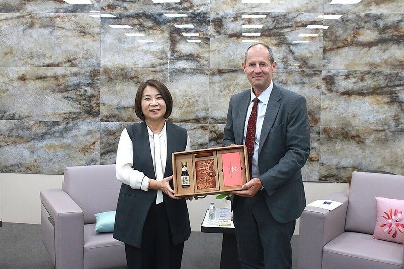 歐洲經貿辦事處長谷力哲（Lutz Güllner）（右）15日拜會屏東縣長周春米（左），雙方交流文化、產業及農業等議題，並互贈紀念品。（屏東縣政府提供）中央社記者李卉婷傳真 115年7月15日