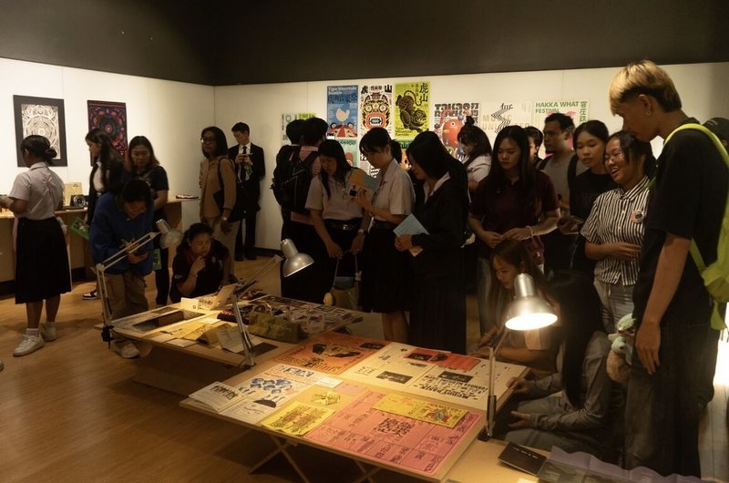 台灣唱片裝幀設計展11至19日於泰國孔敬府展出,吸引當地大學生組團前往觀展。(NPCC提供)中央社記者李宗憲曼谷傳真 115年7月15日