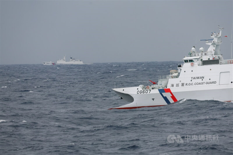 圖為海巡署八里艦、吉安艦（右）等艦艇2024年12月併航監控中國海警船（後左）。（中央社檔案照片）