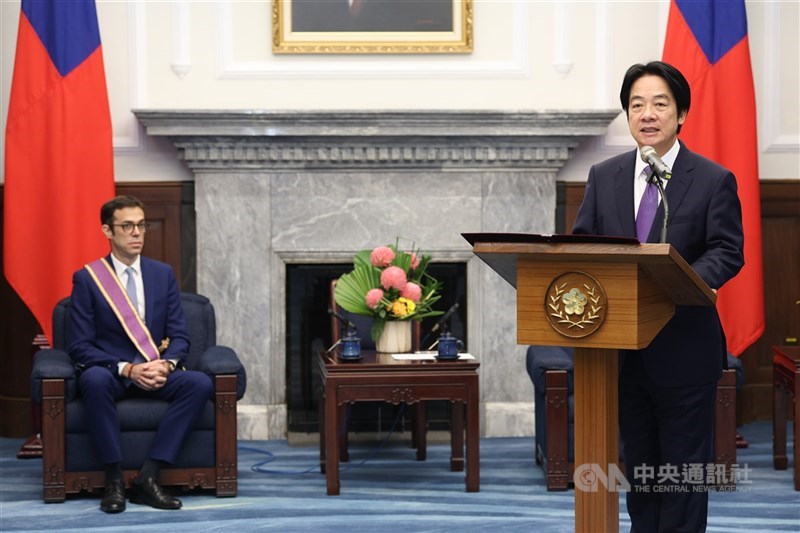 總統賴清德(右)15日在總統府頒授法國在台協會主任龍燁(Franck Paris)(左)「大綬景星勳章」,致詞感謝他推動台法各方面交流的努力和貢獻。 中央社記者謝佳璋攝 115年7月15日