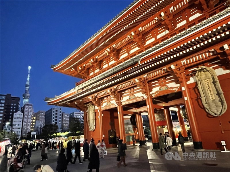 圖為東京淺草寺前商店街。（中央社檔案照片）