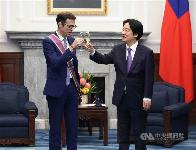 總統賴清德（右）15日在總統府頒授法國在台協會主任龍燁（Franck Paris）（左）「大綬景星勳章」，兩人舉杯互相致意。 中央社記者謝佳璋攝 115年7月15日