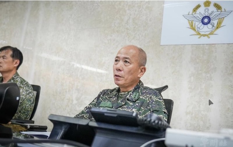 因應花蓮萬里溪堰塞湖潛在災害風險，參謀總長梅家樹（右）15日主持災害應變中心一級開設會議。（軍聞社提供）中央社記者游凱翔傳真 115年7月15日