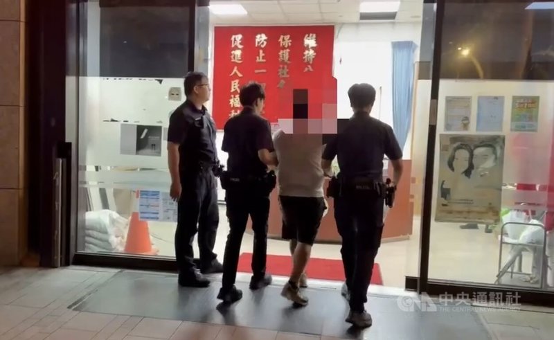 北市1名女子13日晚間和假幣商相約面交虛擬貨幣時，犯嫌張男（右2）得手新台幣上百萬元現金後拔腿就跑，幸經警民合力追捕，成功追回遭搶款項。（翻攝照片）中央社記者黃麗芸傳真  115年7月15日