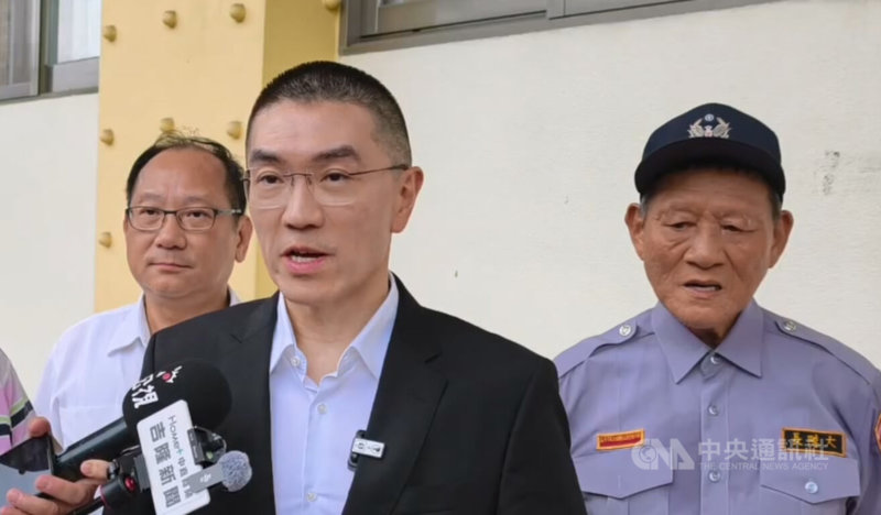 檢廉偵辦工程綁標及行賄公務員案,15日搜索基隆市政府。市長謝國樑(前)15日下午出席基隆市義勇警察大隊警力校閱受訪表示,「我想我們就不多做評論」,市府現在主要的工作就是積極配合調查。中央社記者王朝鈺攝 115年7月15日