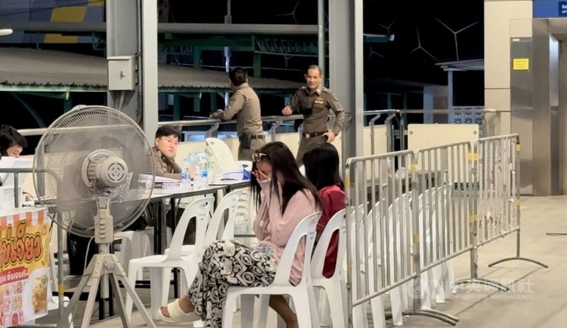 曼谷啤酒餐廳大火造成30人死亡,罹難者家屬在火場旁掩面哭泣。攝於7月13日。中央社記者李宗憲曼谷攝 115年7月15日