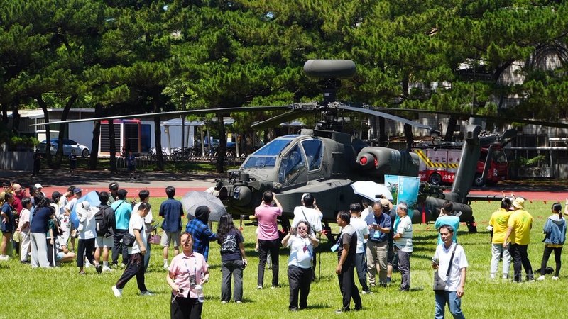 陸軍AH-64E阿帕契攻擊直升機15日降落在中央大學進行國防裝備陳展,吸引許多參加全國科展的師生觀看。中央社記者吳書緯攝 115年7月15日