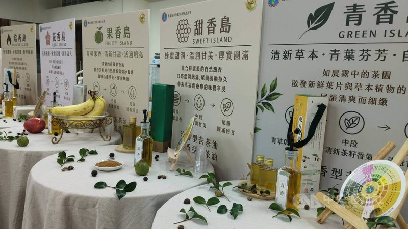 農業部茶及飲料作物改良場15日在記者會中介紹被稱為「東方橄欖油」的苦茶油,透過不同處理方式可呈現青香、果香、甜香、花香、焙香風味,不但適合熱炒,也可用於冷盤、涼拌、沾食,愈來愈多消費者選用,帶動產業成長。中央社記者汪淑芬攝 115年7月15日