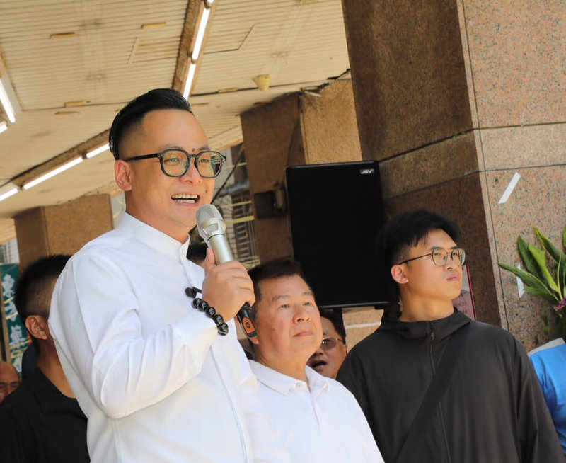 民進黨基隆市長參選人童子瑋（前左）15日出席暖暖街後援會成立大會，他說，暖暖街地方人士自發成立後援會，不只是對他的鼓勵，更代表地方對基隆未來充滿期待。（童子瑋進步基隆辦公室提供）中央社記者王朝鈺傳真　115年7月15日