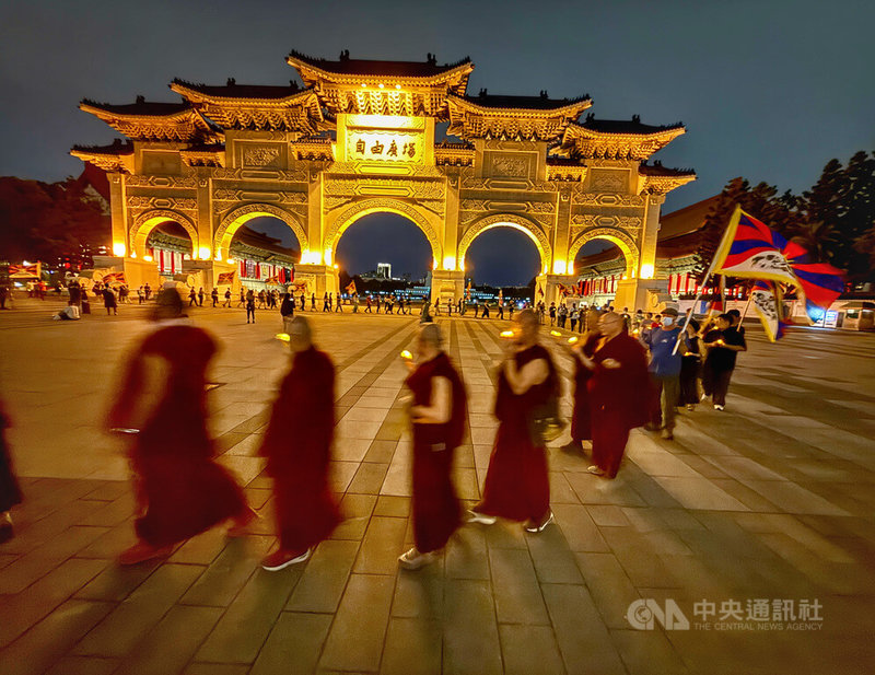 由達賴喇嘛西藏宗教基金會、在台藏人福利協會、西藏台灣人權連線等人權團體15日在台北自由廣場舉辦「追悼洛嘎讓贊供身自焚 抗議中共民族團結進步促進法」活動,出席活動的民眾、藏人與喇嘛在廣場前步行圍繞現場,向歷年來為爭取西藏自由而犧牲、自焚的藏人英雄表達最深切的追悼與敬意。中央社記者王飛華攝 115年7月15日