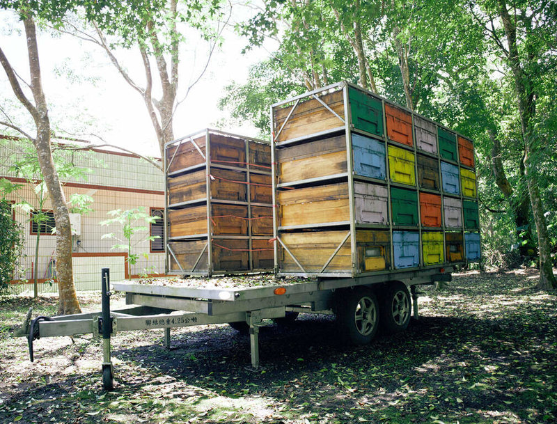 新北市三峽區蜂農陳冠樺獲選農業部115年度第8屆百大青農,他運用工程背景打造「智慧蜂車」,提升養蜂管理效率,並以科技智慧管理蜂場。(新北市府農業局提供)中央社記者黃旭昇傳真 115年7月16日