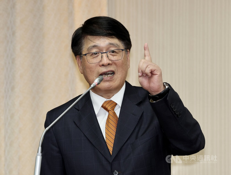 中選會主委游盈隆（圖）16日在立法院表示，中選會必須尊重立法院推出公投案，但也會審酌是否符合公投法中關於重大政策創制或複決的規定。中央社記者張皓安攝　115年7月16日