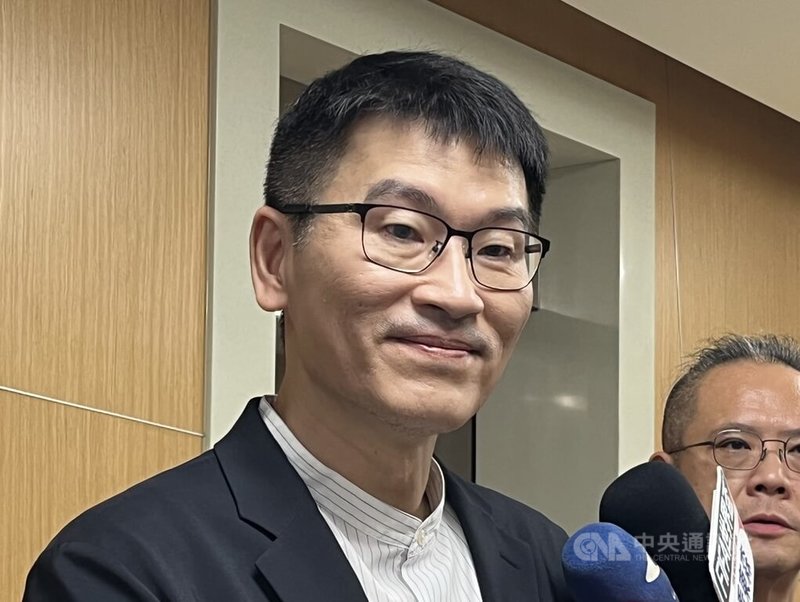 陸委會副主委、前台北市議員梁文傑16日下午受訪駁斥民眾黨主席黃國昌指控「醉倒上海說」。中央社記者李雅雯攝　115年7月16日