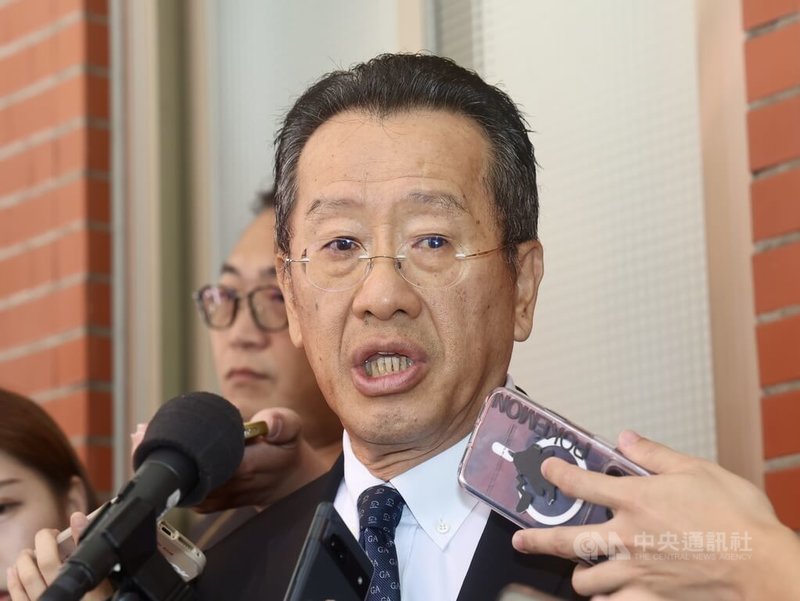 立委針對陸軍「無人機反制系統」採購案的廠商複驗不及格，要求國防部應立刻解約。國防部長顧立雄（前）16日在立法院表示，該案依合約進行交貨驗測、兩次複驗都不通過，國防部會依合約計罰，並沒收履約保證金、解除契約，不會支付任何合約價金。中央社記者張皓安攝　115年7月16日