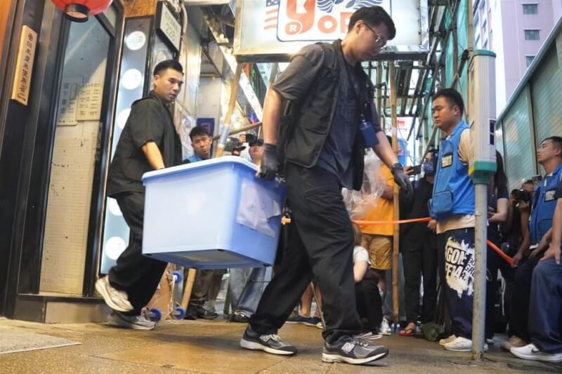 香港警方15日搜查獨立書店「留下書舍」，搬走多箱書籍及相關物品。（共同社）