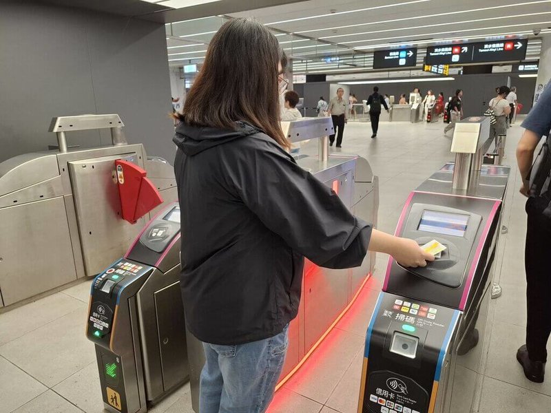 台北捷運公司16日宣布，台北車站即日起試辦「閘門LED通行識別指示燈」系統，拆除B3層鄰近高鐵及台鐵方向的2座閘門門擋，以紅、綠燈號代表票卡感應結果。（台北捷運公司提供）中央社記者陳昱婷傳真　115年7月16日