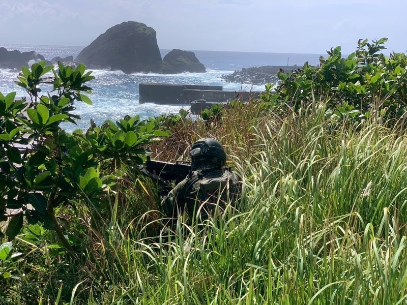 為防止敵軍奪島，國軍第二作戰區近日演練急赴綠島、蘭嶼執行守備，採實兵、實地、實物方式驗證離島應援能量。（第二作戰區提供）中央社記者盧太城台東傳真　115年7月16日