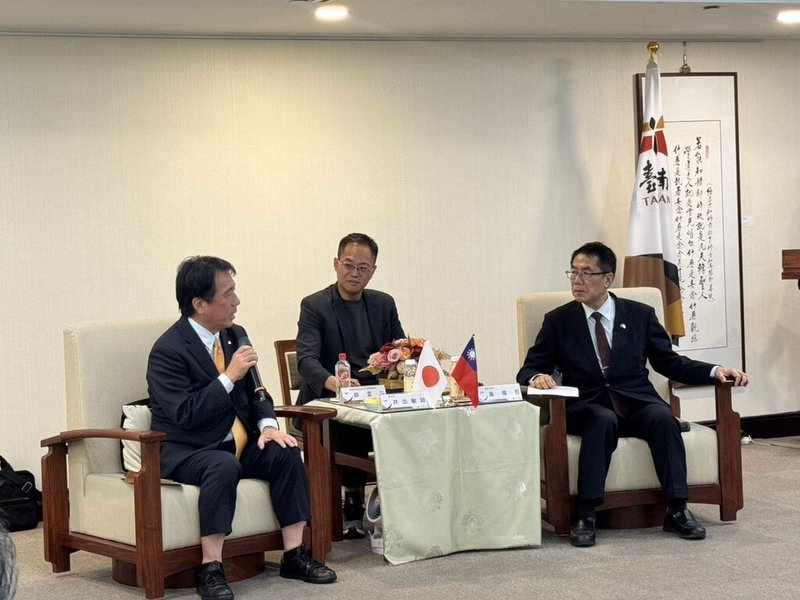 日本石川縣能美市長井出敏朗（左）16日拜會台南市長黃偉哲（右），雙方深度討論多項領域合作，期盼開展兩市友好交流。（台南市政府提供）中央社記者張榮祥台南傳真　115年7月16日
