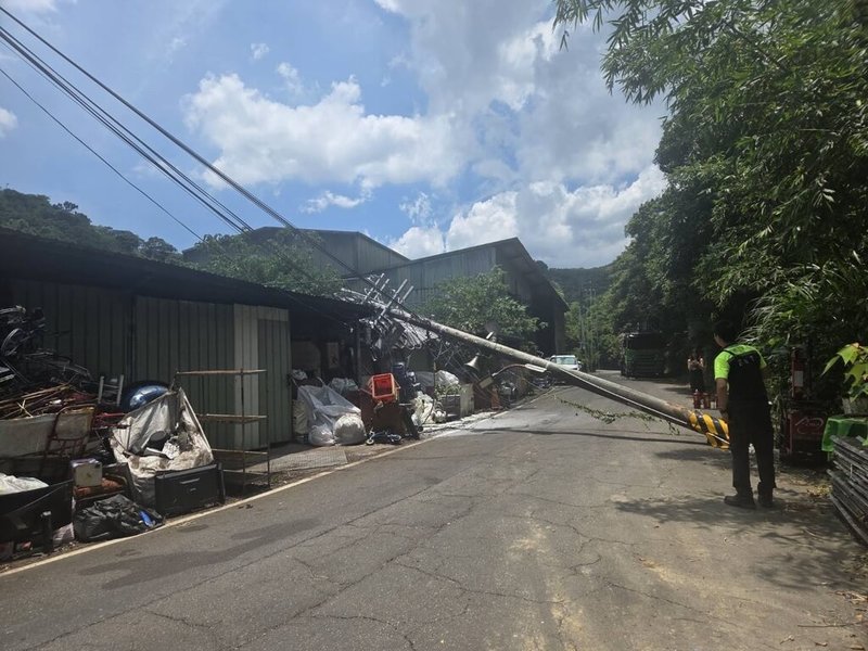 1輛堆高機16日行經基隆市安樂區基金二路時，疑似操作不慎，扯斷電桿高壓線，一度造成當地27戶停電。經台電搶修後，已全部恢復供電。（警方提供）中央社記者沈如峰基隆傳真　115年7月16日