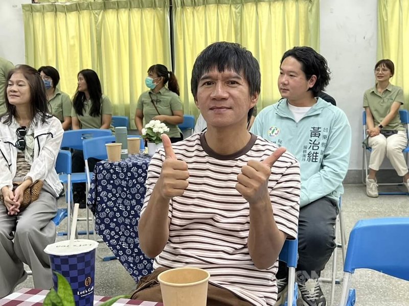 家扶基金會台東家扶中心舉辦「天生我才大獎賽」，讓一群身處逆境的家扶兒少展現才藝，16日舉辦宣傳記者會，邀請歌手王宏恩（前）擔任代言人。中央社記者盧太城台東攝　115年7月16日